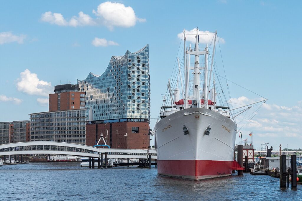 "Cap San Diego" & Elbphilharmonie (Hamburg, 2019).jpg