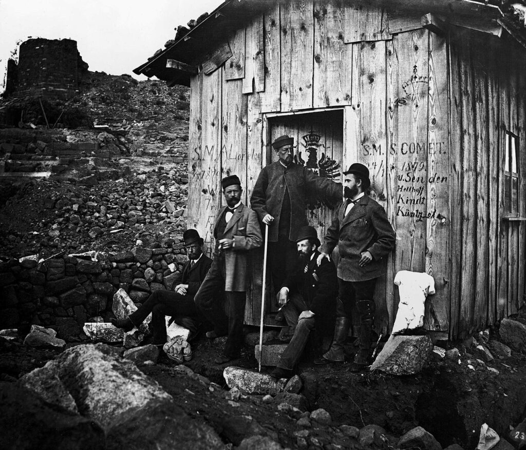 1879 anonymer Fotograf Otto Raschdorff, Carl Humann, Alexander Conze, Hermann Stiller und Richard Bohn (von links nach rechts) vor der Grabungshütte auf dem Burgberg von Pergamon.jpg