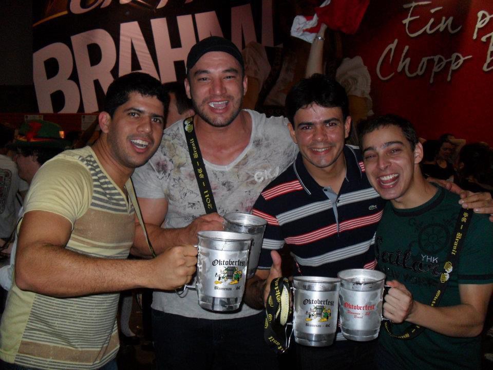 Amigos aproveitando a Oktoberfest.jpg
