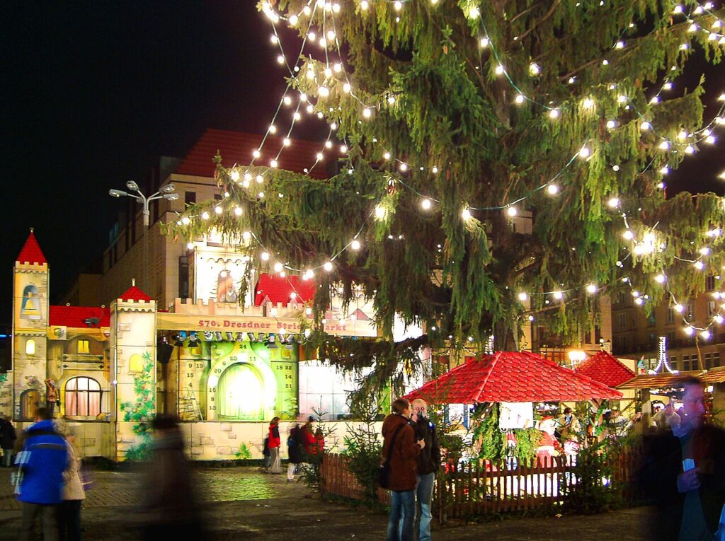 20041202240DR Dresden Striezelmarkt auf dem Altmarkt.jpg