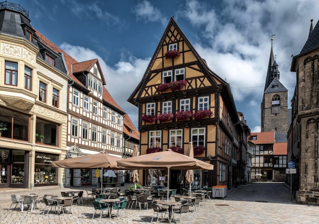 a group of tables and chairs sitting in front of a building
